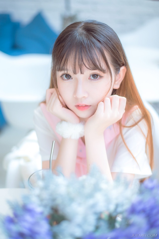 “吼~”伏德一把拔出了腿上的箭簇，身体一滚，滚进了对方的战船之中，手中钢刀一刀将两名江东战士的腿齐根斩断，这是他这辈子第一次，作为自己参战，无所谓忠诚，无所谓为谁而战，他只想为自己战一次，哪怕，是最后一次。